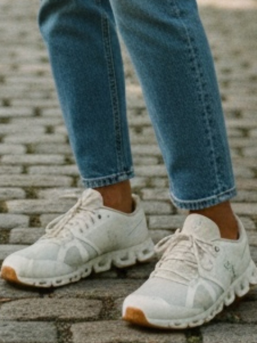 On Running Women’s White & Beige Sneakers Good